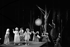 写真：札幌室内歌劇場・オペラ「月を盗んだ話」舞台風景